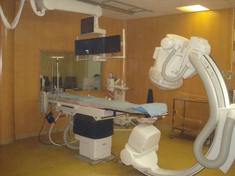 Salle de neuroradiologie interventionnelle pour la prise en charge de l’AVC