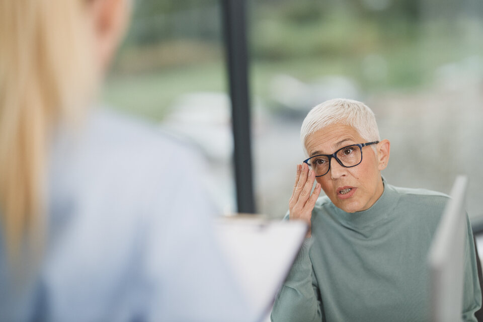 Femme consultant un médecin pour des symptômes neurologiques