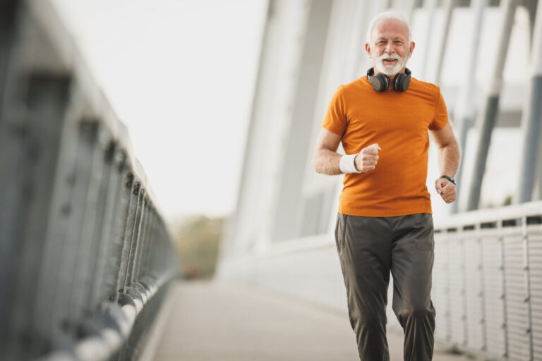 Senior faisant son jogging